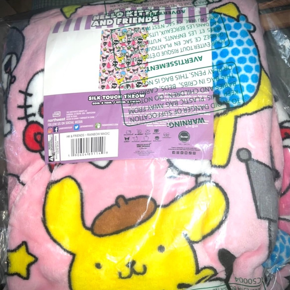 NWT Hello Kitty® & Friends Rainbow Magic Throw Blanket - Size 50”x 70” - Pink - Picture 7 of 8